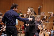 Kanadische Sopranistin Barbara Hannigan gastiert in Begleitung der Bamberger Symphoniker-Bayerische Staatsphilharmonie unter der Leitung des tschechischen Dirigenten Jakub Hrůša in der Kölner Philharmonie (© Thomas Brill)